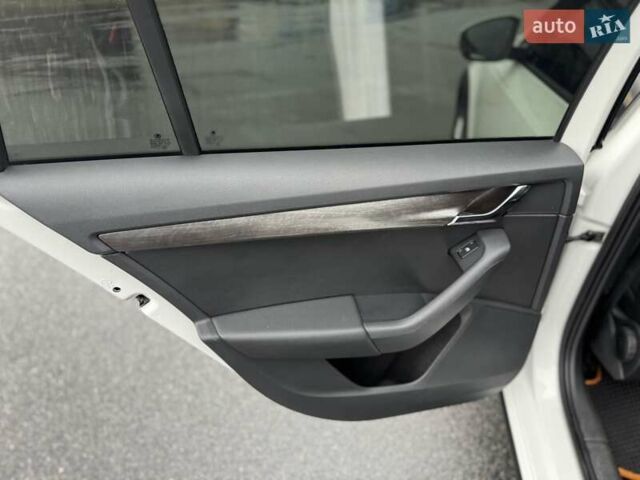 Білий Шкода Octavia Scout, об'ємом двигуна 2 л та пробігом 280 тис. км за 13499 $, фото 30 на Automoto.ua