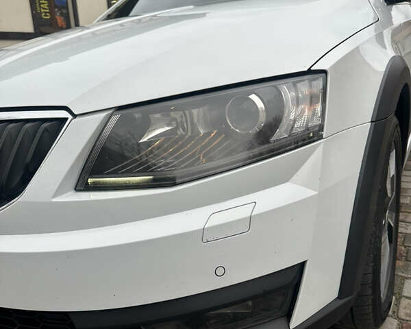 Білий Шкода Octavia Scout, об'ємом двигуна 2 л та пробігом 203 тис. км за 14995 $, фото 19 на Automoto.ua
