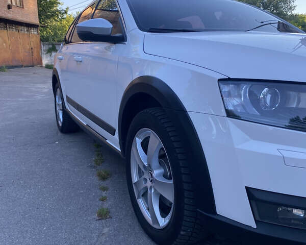 Білий Шкода Octavia Scout, об'ємом двигуна 2 л та пробігом 260 тис. км за 13999 $, фото 3 на Automoto.ua