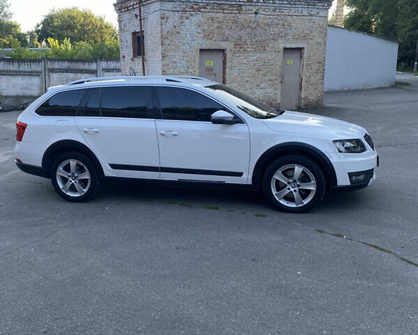 Білий Шкода Octavia Scout, об'ємом двигуна 2 л та пробігом 260 тис. км за 13999 $, фото 4 на Automoto.ua