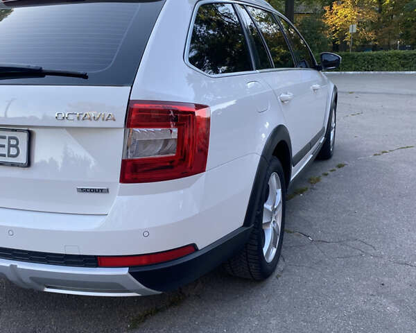 Білий Шкода Octavia Scout, об'ємом двигуна 2 л та пробігом 260 тис. км за 13999 $, фото 6 на Automoto.ua
