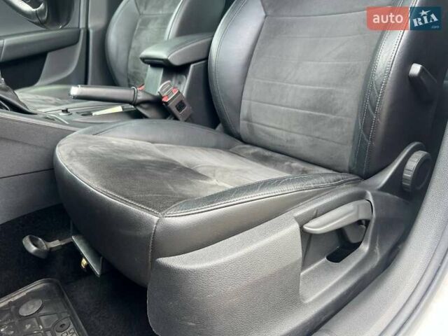 Белый Шкода Октавия Скаут, объемом двигателя 1.97 л и пробегом 222 тыс. км за 17300 $, фото 18 на Automoto.ua