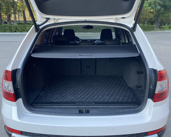 Білий Шкода Octavia Scout, об'ємом двигуна 2 л та пробігом 260 тис. км за 13999 $, фото 13 на Automoto.ua