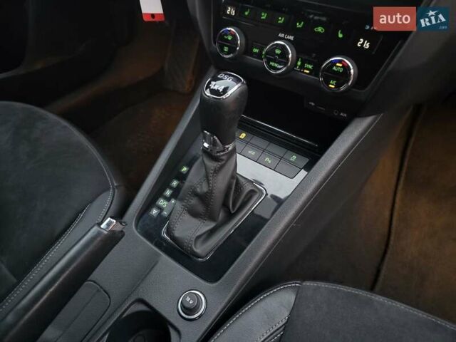 Белый Шкода Октавия Скаут, объемом двигателя 2 л и пробегом 230 тыс. км за 19499 $, фото 51 на Automoto.ua