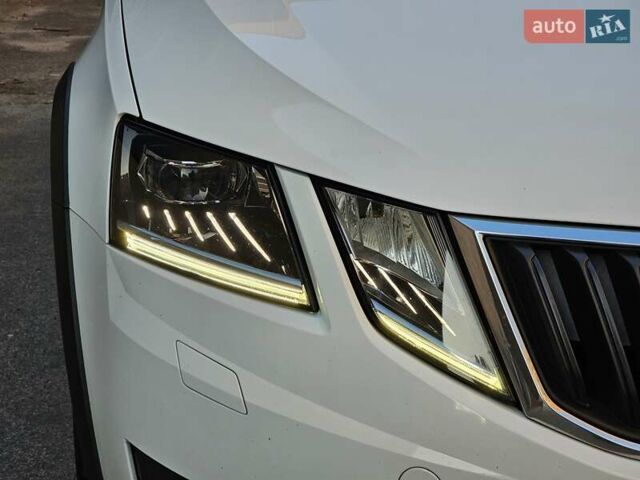 Белый Шкода Октавия Скаут, объемом двигателя 1.97 л и пробегом 185 тыс. км за 19999 $, фото 12 на Automoto.ua