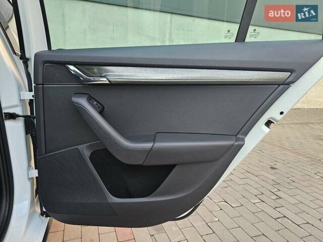 Белый Шкода Октавия Скаут, объемом двигателя 1.97 л и пробегом 185 тыс. км за 19999 $, фото 48 на Automoto.ua