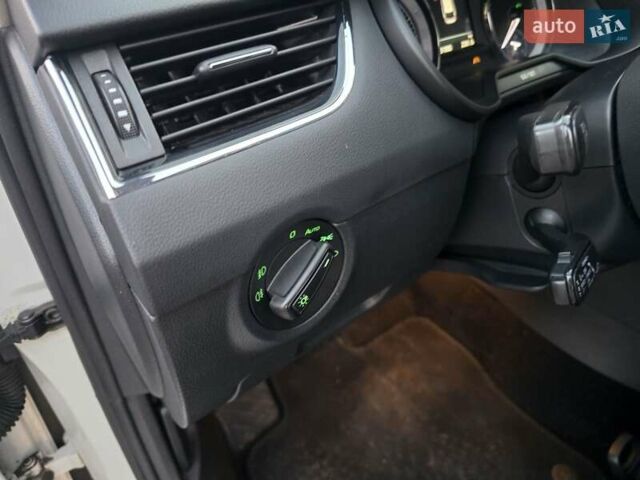 Белый Шкода Октавия Скаут, объемом двигателя 2 л и пробегом 230 тыс. км за 19499 $, фото 30 на Automoto.ua