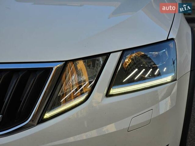 Белый Шкода Октавия Скаут, объемом двигателя 1.97 л и пробегом 185 тыс. км за 19999 $, фото 13 на Automoto.ua