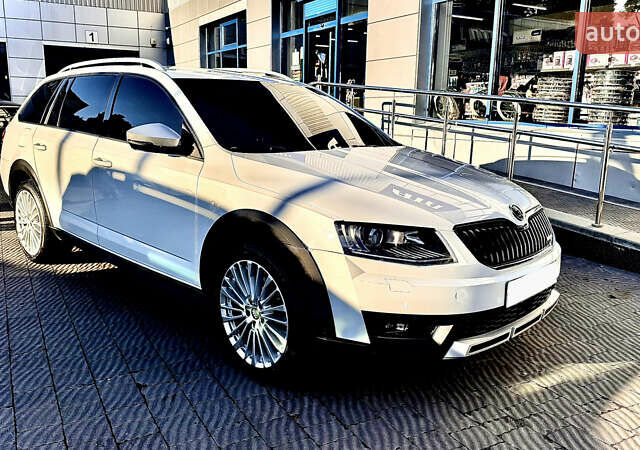 Белый Шкода Октавия Скаут, объемом двигателя 1.97 л и пробегом 267 тыс. км за 16500 $, фото 3 на Automoto.ua