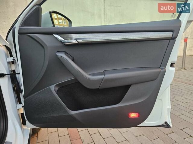 Белый Шкода Октавия Скаут, объемом двигателя 1.97 л и пробегом 185 тыс. км за 19999 $, фото 44 на Automoto.ua