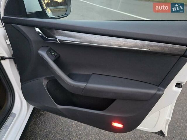 Белый Шкода Октавия Скаут, объемом двигателя 2 л и пробегом 230 тыс. км за 19499 $, фото 44 на Automoto.ua