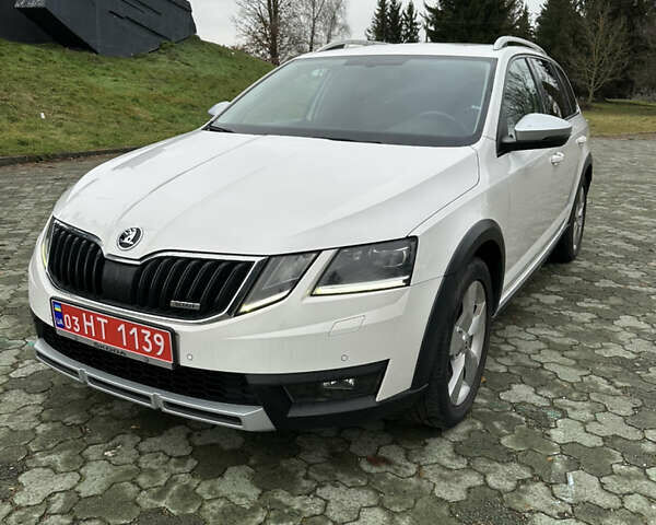 Белый Шкода Октавия Скаут, объемом двигателя 1.97 л и пробегом 198 тыс. км за 16299 $, фото 3 на Automoto.ua