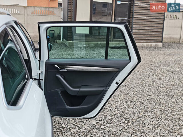 Білий Шкода Octavia Scout, об'ємом двигуна 2 л та пробігом 199 тис. км за 19200 $, фото 56 на Automoto.ua