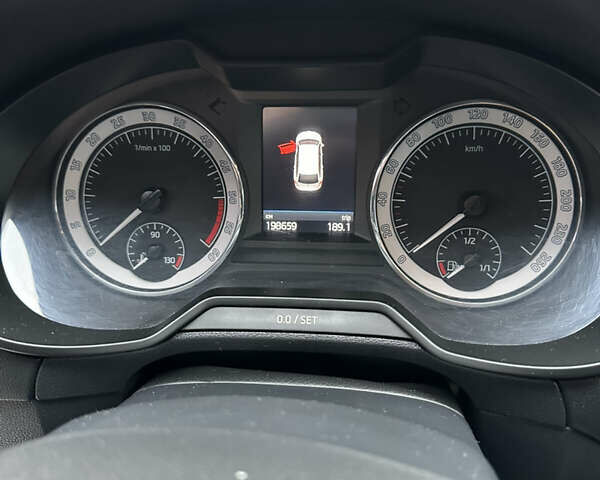 Белый Шкода Октавия Скаут, объемом двигателя 1.97 л и пробегом 198 тыс. км за 16299 $, фото 12 на Automoto.ua