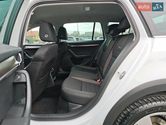 Білий Шкода Octavia Scout, об'ємом двигуна 2 л та пробігом 199 тис. км за 19200 $, фото 46 на Automoto.ua