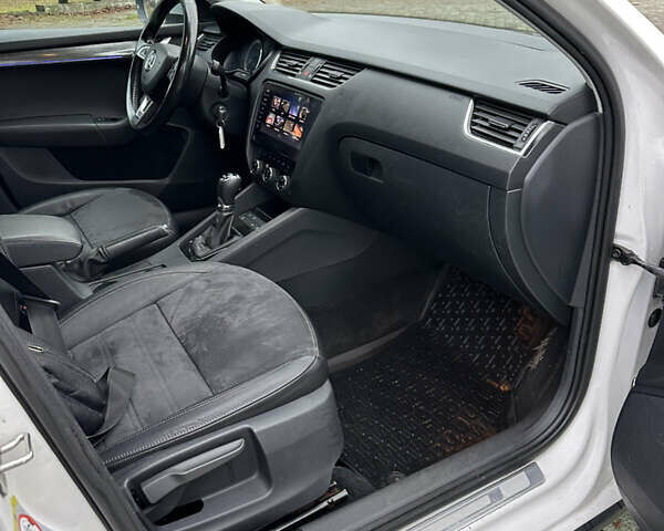 Белый Шкода Октавия Скаут, объемом двигателя 1.97 л и пробегом 198 тыс. км за 16299 $, фото 26 на Automoto.ua