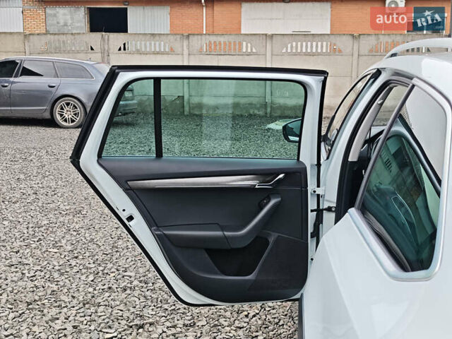 Білий Шкода Octavia Scout, об'ємом двигуна 2 л та пробігом 199 тис. км за 19200 $, фото 44 на Automoto.ua