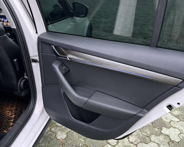 Белый Шкода Октавия Скаут, объемом двигателя 1.97 л и пробегом 198 тыс. км за 16299 $, фото 29 на Automoto.ua