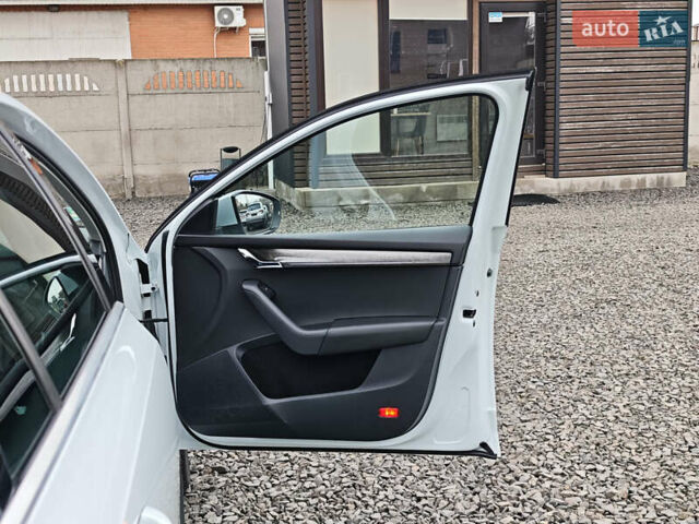 Білий Шкода Octavia Scout, об'ємом двигуна 2 л та пробігом 199 тис. км за 19200 $, фото 59 на Automoto.ua