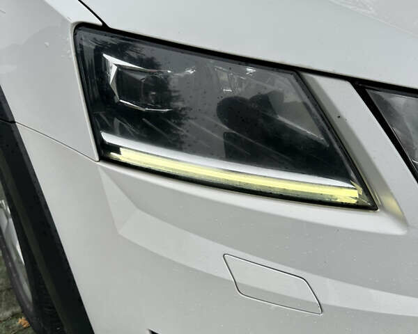 Белый Шкода Октавия Скаут, объемом двигателя 1.97 л и пробегом 198 тыс. км за 16299 $, фото 4 на Automoto.ua