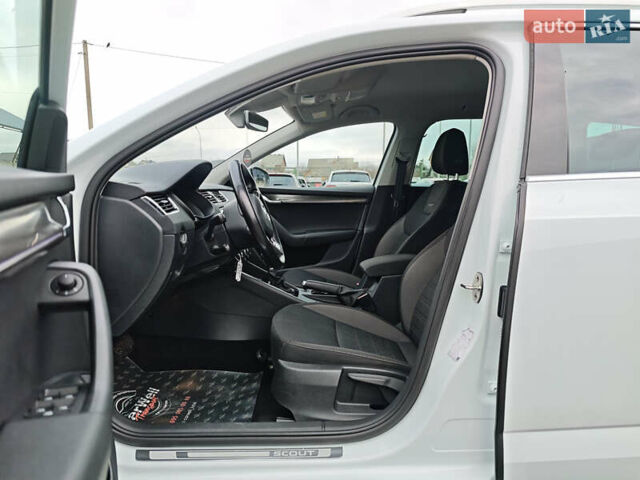 Білий Шкода Octavia Scout, об'ємом двигуна 2 л та пробігом 199 тис. км за 19200 $, фото 19 на Automoto.ua