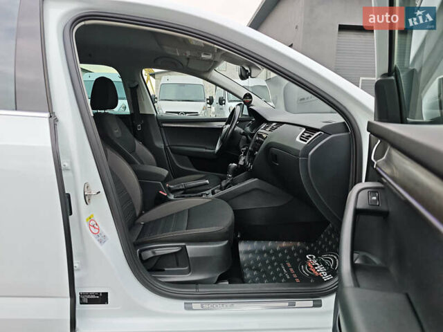 Білий Шкода Octavia Scout, об'ємом двигуна 2 л та пробігом 199 тис. км за 19200 $, фото 60 на Automoto.ua