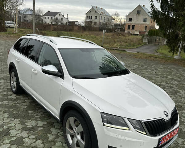 Белый Шкода Октавия Скаут, объемом двигателя 1.97 л и пробегом 198 тыс. км за 16299 $, фото 6 на Automoto.ua