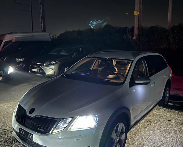 Белый Шкода Октавия Скаут, объемом двигателя 1.97 л и пробегом 198 тыс. км за 16299 $, фото 2 на Automoto.ua