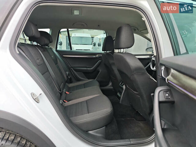 Білий Шкода Octavia Scout, об'ємом двигуна 2 л та пробігом 199 тис. км за 19200 $, фото 57 на Automoto.ua