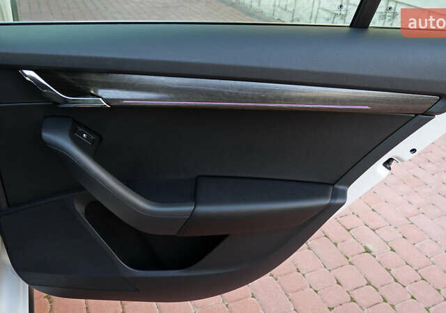 Білий Шкода Octavia Scout, об'ємом двигуна 2 л та пробігом 194 тис. км за 21400 $, фото 54 на Automoto.ua