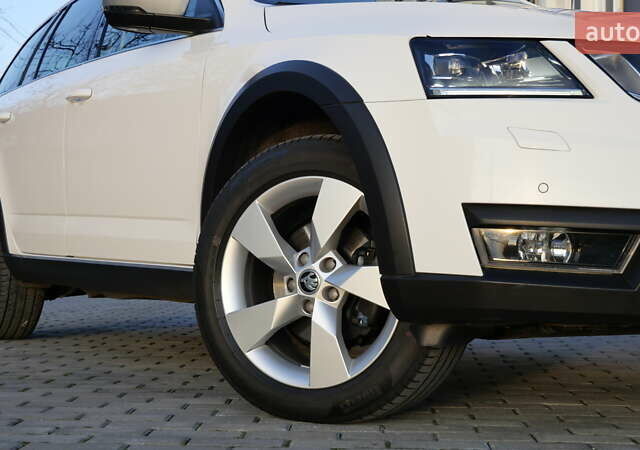 Білий Шкода Octavia Scout, об'ємом двигуна 2 л та пробігом 194 тис. км за 21400 $, фото 4 на Automoto.ua