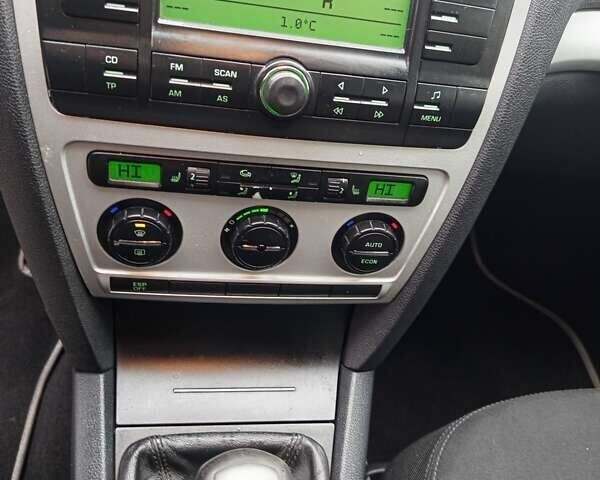 Бежевый Шкода Октавия Скаут, объемом двигателя 2 л и пробегом 237 тыс. км за 7800 $, фото 14 на Automoto.ua