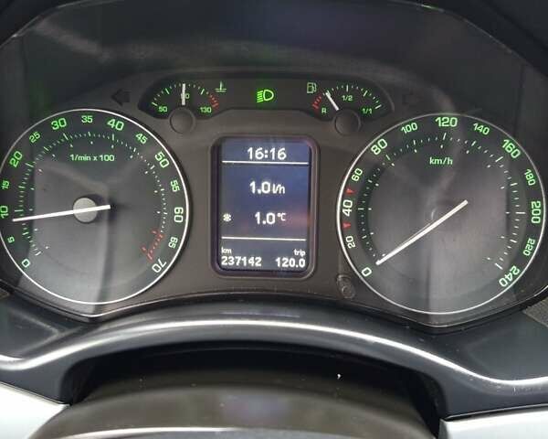 Бежевый Шкода Октавия Скаут, объемом двигателя 2 л и пробегом 237 тыс. км за 7800 $, фото 12 на Automoto.ua