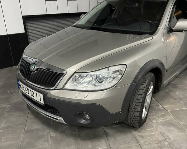 Бежевий Шкода Octavia Scout, об'ємом двигуна 1.8 л та пробігом 261 тис. км за 8100 $, фото 1 на Automoto.ua