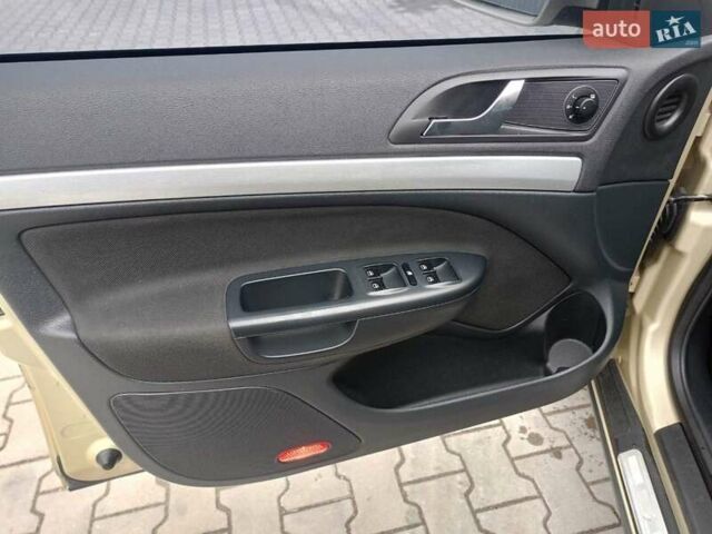 Бежевый Шкода Октавия Скаут, объемом двигателя 1.97 л и пробегом 220 тыс. км за 9600 $, фото 11 на Automoto.ua