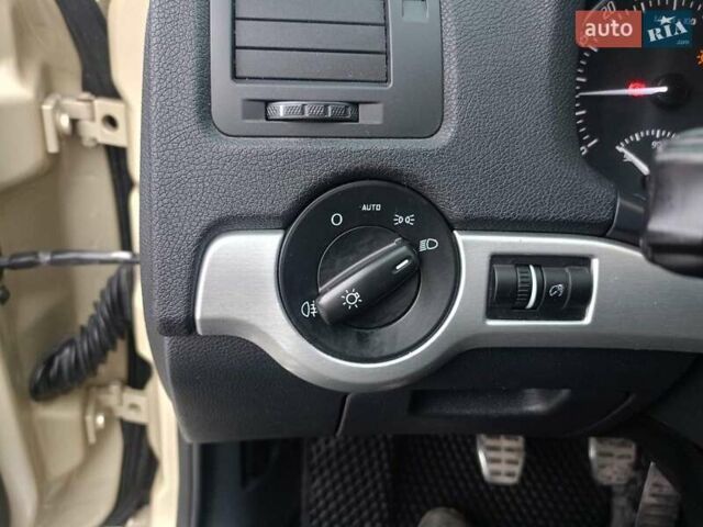 Бежевый Шкода Октавия Скаут, объемом двигателя 1.97 л и пробегом 220 тыс. км за 9600 $, фото 14 на Automoto.ua