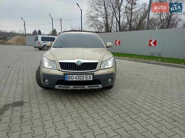 Бежевый Шкода Октавия Скаут, объемом двигателя 1.97 л и пробегом 220 тыс. км за 9600 $, фото 1 на Automoto.ua