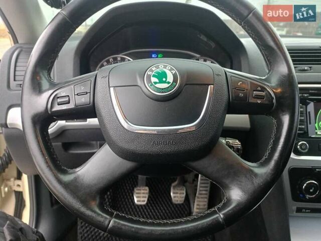 Бежевый Шкода Октавия Скаут, объемом двигателя 1.97 л и пробегом 220 тыс. км за 9600 $, фото 16 на Automoto.ua