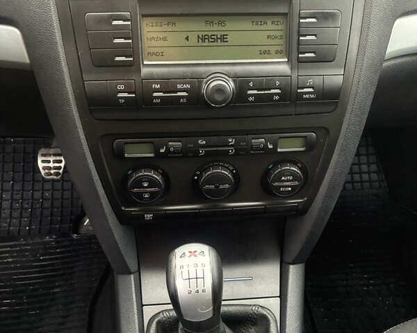 Чорний Шкода Octavia Scout, об'ємом двигуна 2 л та пробігом 241 тис. км за 6000 $, фото 9 на Automoto.ua