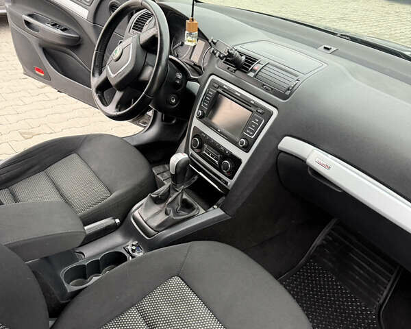 Черный Шкода Октавия Скаут, объемом двигателя 1.97 л и пробегом 210 тыс. км за 10800 $, фото 50 на Automoto.ua