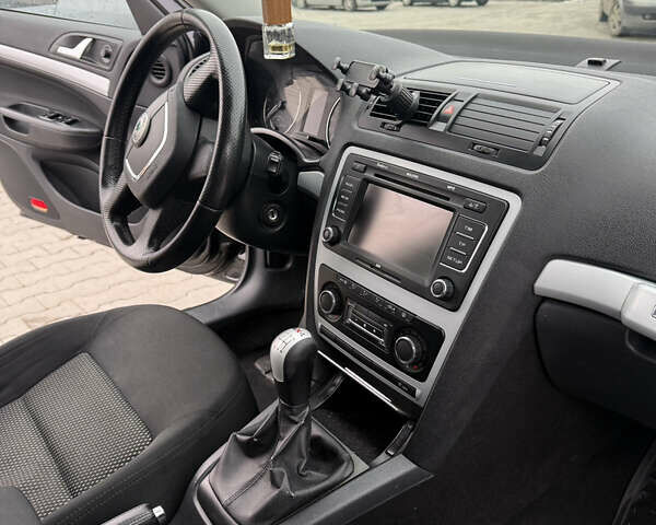 Черный Шкода Октавия Скаут, объемом двигателя 1.97 л и пробегом 210 тыс. км за 10800 $, фото 43 на Automoto.ua