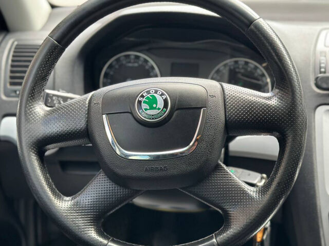 Чорний Шкода Octavia Scout, об'ємом двигуна 2 л та пробігом 293 тис. км за 9400 $, фото 10 на Automoto.ua