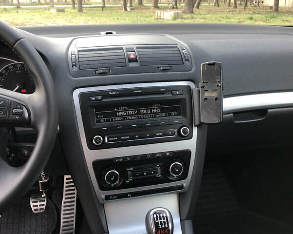 Черный Шкода Октавия Скаут, объемом двигателя 2 л и пробегом 320 тыс. км за 10500 $, фото 24 на Automoto.ua
