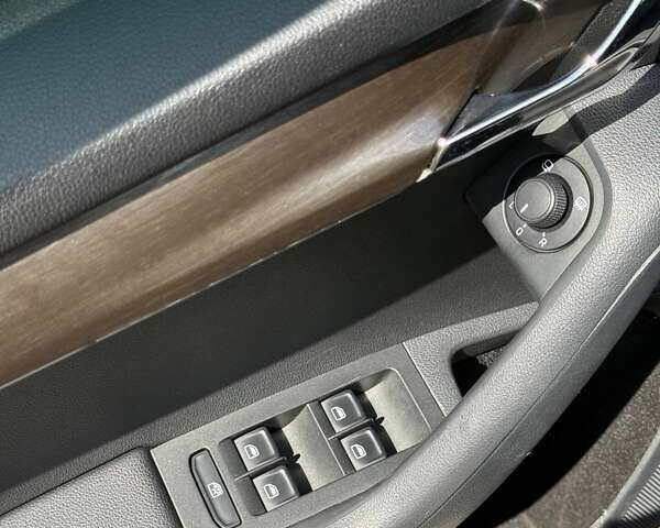 Чорний Шкода Octavia Scout, об'ємом двигуна 2 л та пробігом 177 тис. км за 15990 $, фото 13 на Automoto.ua