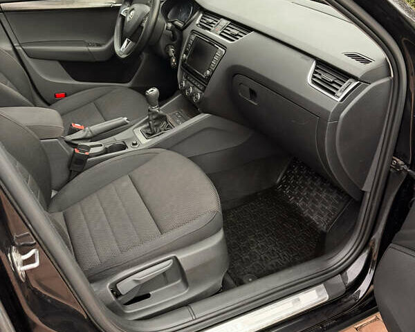 Шкода Octavia Scout 2015 у Луцьку на Automoto.ua Чорний Шкода Octavia Scout, об'ємом двигуна 2 л та пробігом 292 тис. км за 14999 $, фото 12 на Automoto.ua