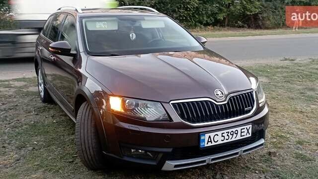 Коричневый Шкода Октавия Скаут, объемом двигателя 2 л и пробегом 257 тыс. км за 15900 $, фото 3 на Automoto.ua