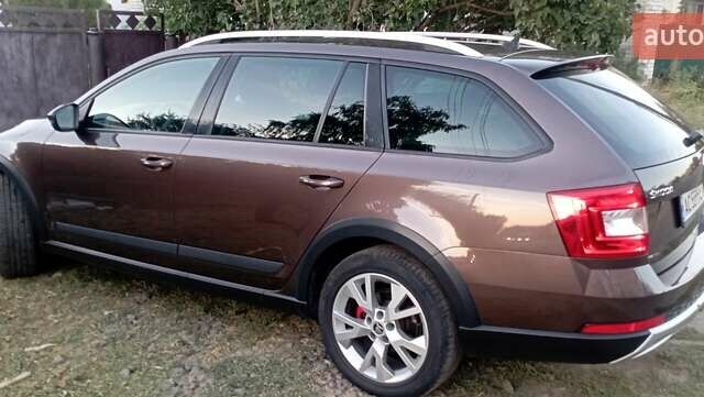 Коричневый Шкода Октавия Скаут, объемом двигателя 2 л и пробегом 257 тыс. км за 15900 $, фото 7 на Automoto.ua
