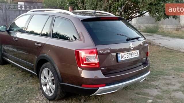 Коричневый Шкода Октавия Скаут, объемом двигателя 2 л и пробегом 257 тыс. км за 15900 $, фото 1 на Automoto.ua