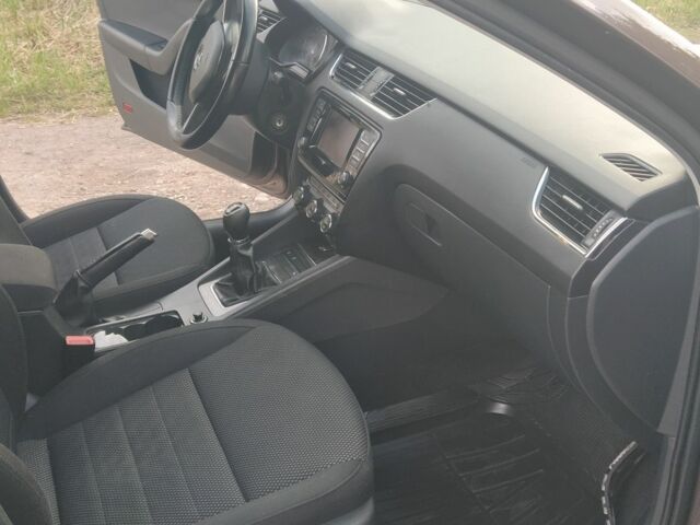 Коричневый Шкода Октавия Скаут, объемом двигателя 2 л и пробегом 327 тыс. км за 13500 $, фото 9 на Automoto.ua