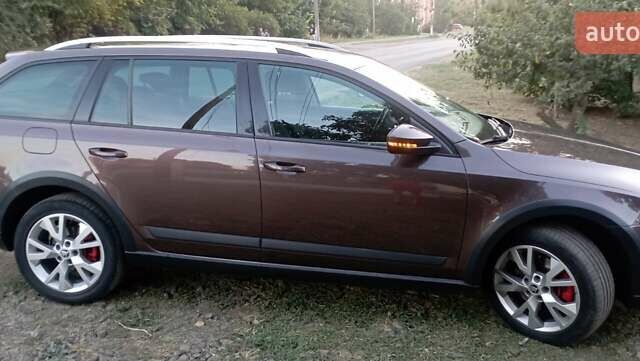 Коричневый Шкода Октавия Скаут, объемом двигателя 2 л и пробегом 257 тыс. км за 15900 $, фото 5 на Automoto.ua